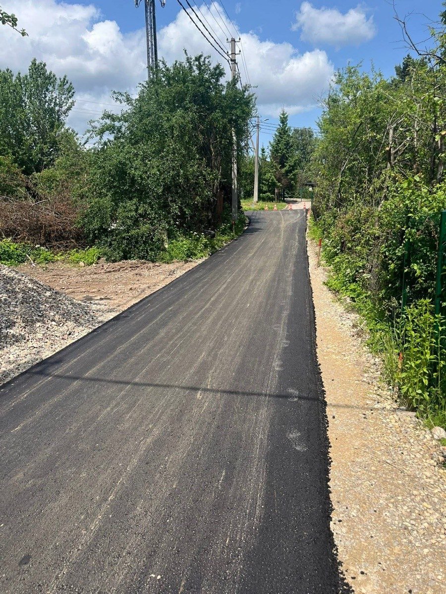 Šviežiai asfaltuotas kelias – darbų eiga Vilniaus rajone