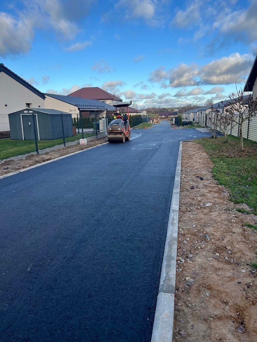 Asfalto tankinimas volu gyvenamojoje gatvėje