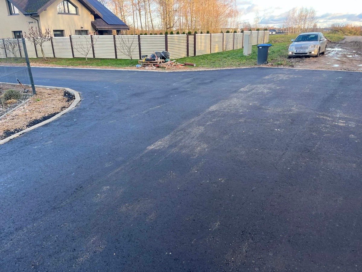 Asfaltuotas privatus kiemas su posūkiu Vilniaus rajone