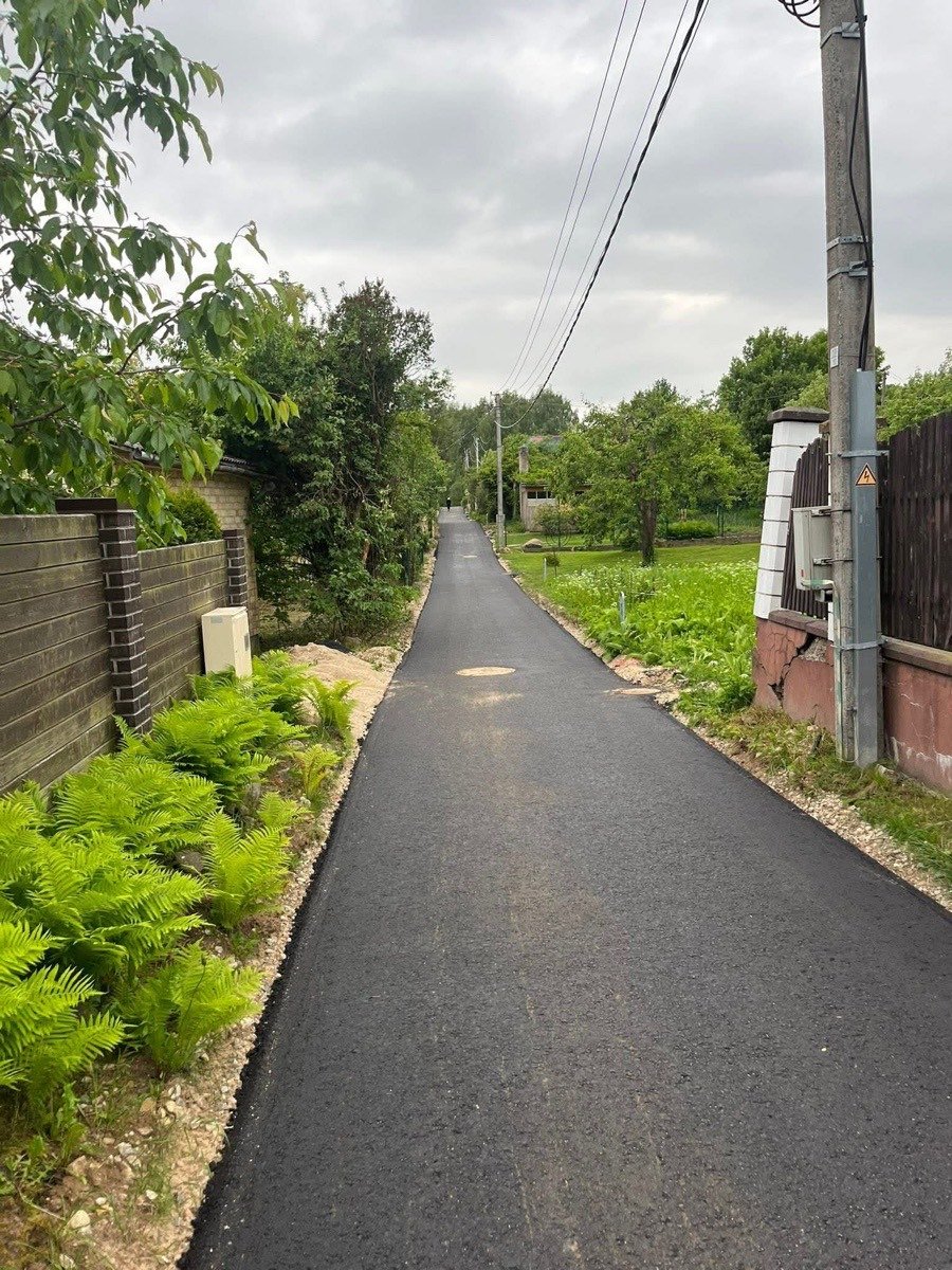 Asfaltuotas takas su šuliniu žaliame kvartale