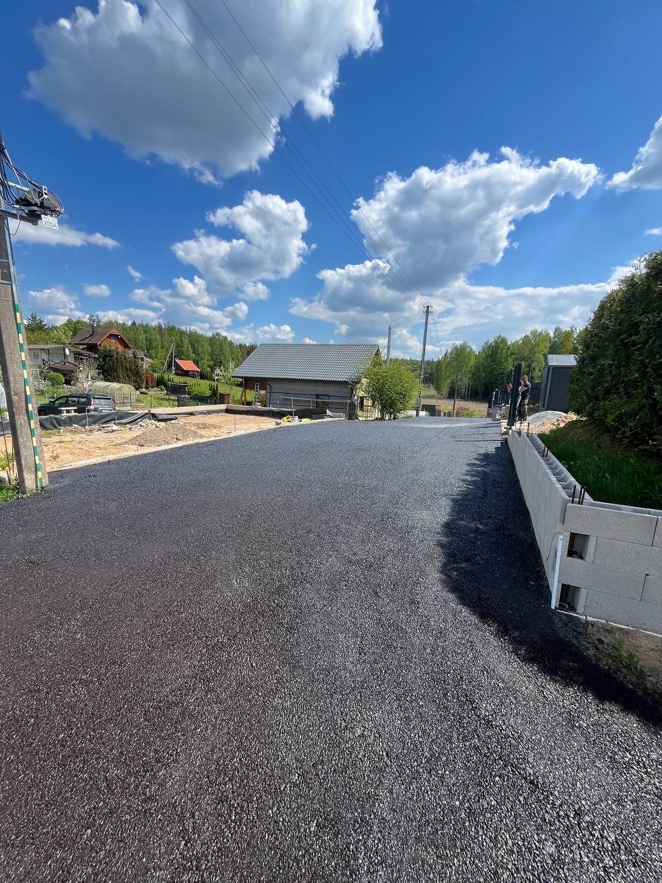 Frezuoto asfalto įvažiavimas su betonine atramine sienele