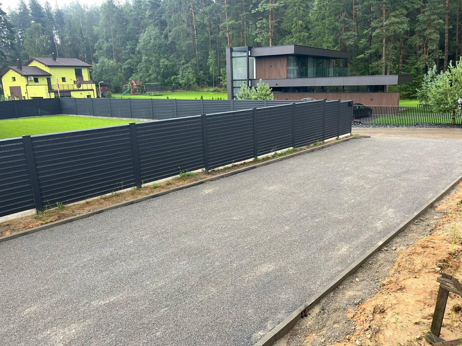 Frezuoto asfalto kelias prie modernių namų