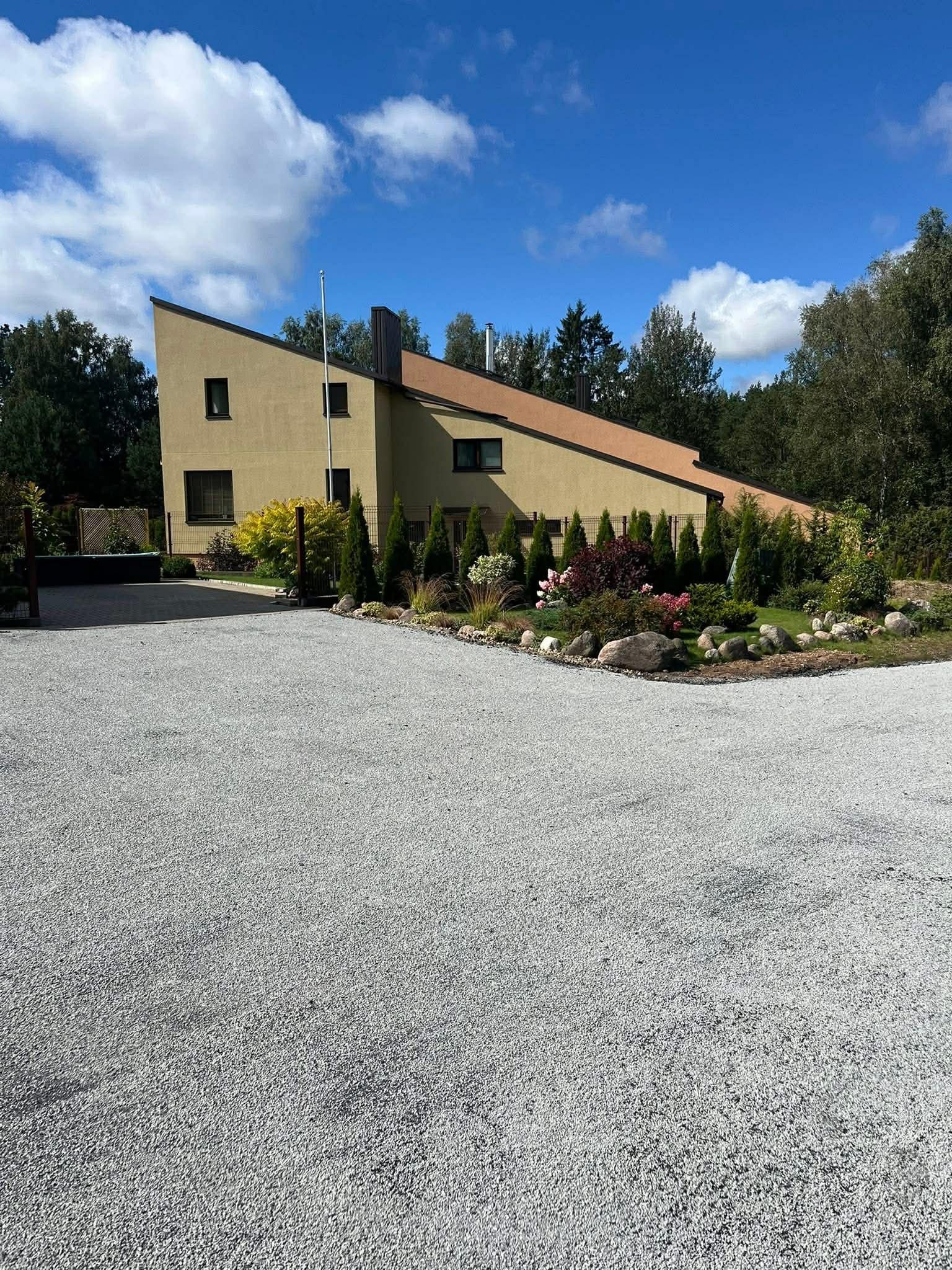 Frezuoto asfalto kiemas prie namo su aplinką ir akmenimis