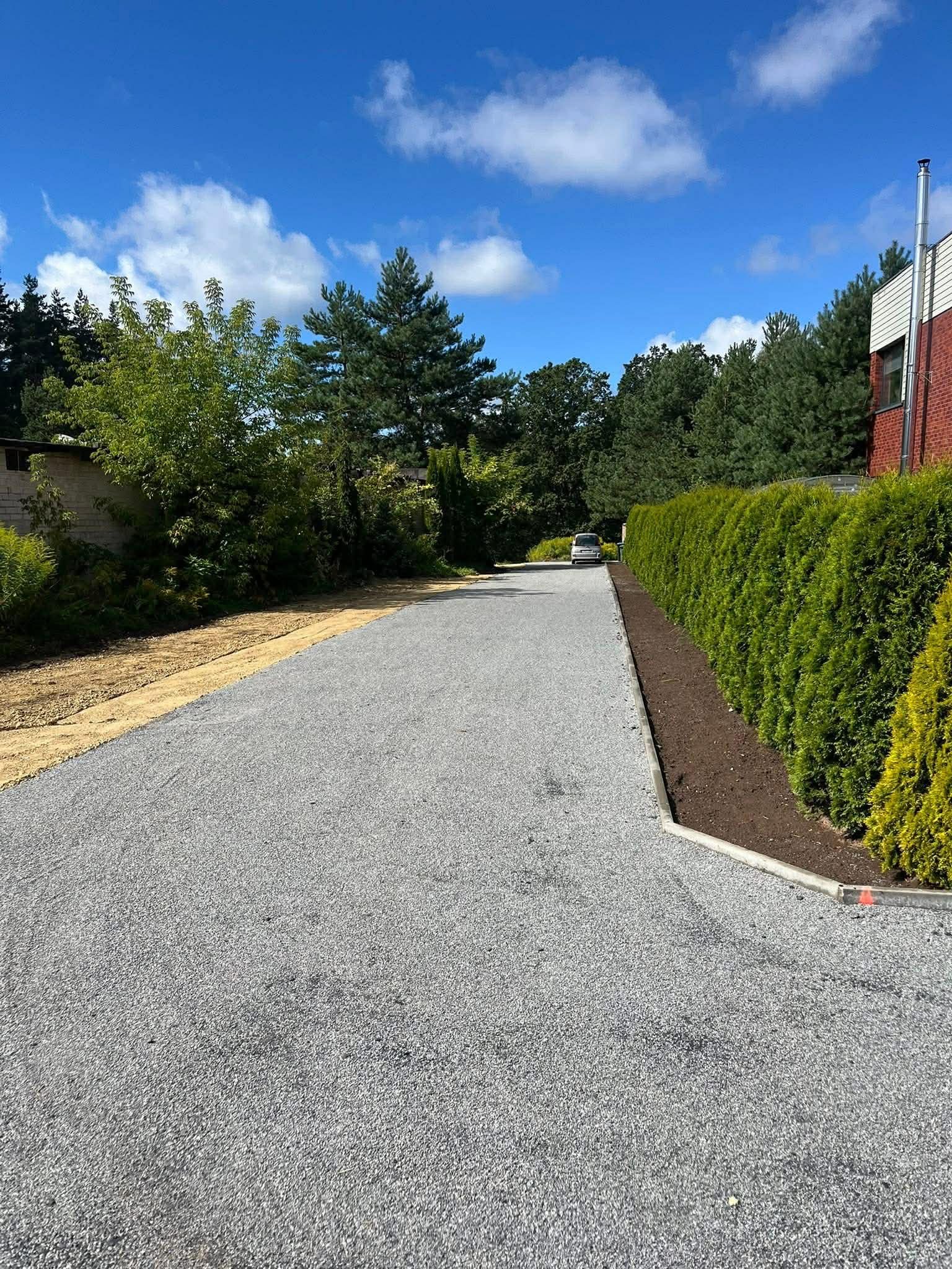 Frezuoto asfalto privažiavimas su gyvatvore ir bordiūrais