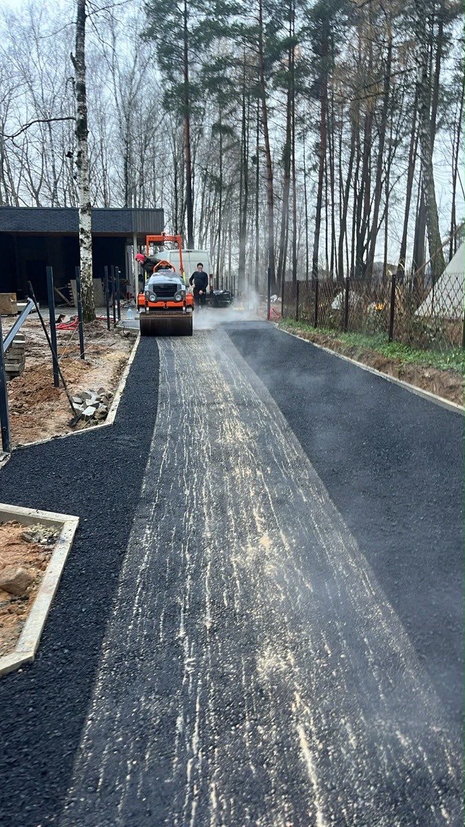 Karšto asfalto tankinimas – garai kyla nuo dangos